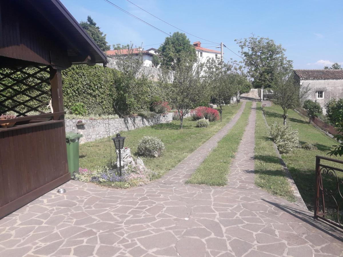 Apartma Oddih Dutovlje ภายนอก รูปภาพ