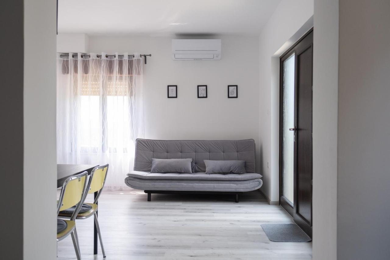 Apartma Oddih Dutovlje ภายนอก รูปภาพ